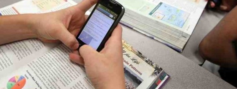 Colegios restringirán celulares a escolares
